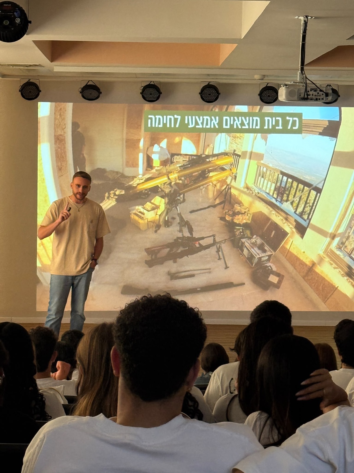 עידו מרצה מול שקופית של כלי נשק שנתפסו